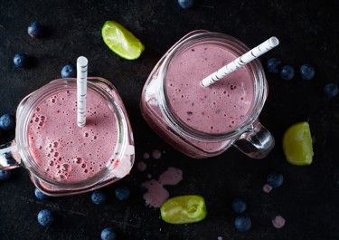 Mustikka-proteiinismoothie vaniljalla