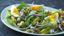 Salat med sprøde ostecroutoner, smilende æg og kapers