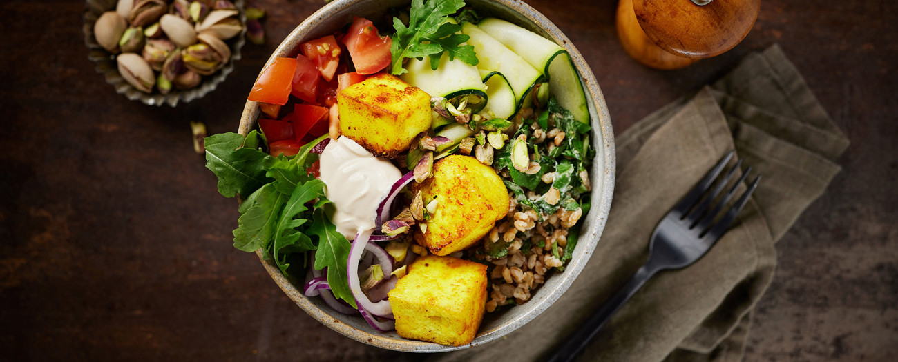 Paneerbowl med citronmarinerad zucchini och pistagenötter