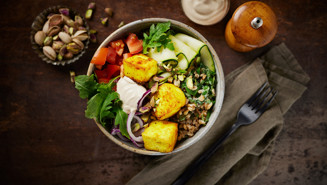 Paneerbowl med citronmarinerad zucchini och pistagenötter