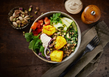 Paneerbowl med citronmarinerad zucchini och pistagenötter