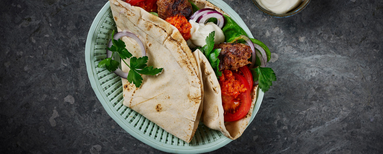 Cevapcici i ciabatta med fetaostkräm