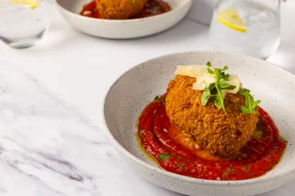 Basilikum-Arancini mit Mozzarella