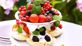 Pavlova med bärgrädde