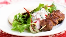 Kebabspett med rädistsatsiki