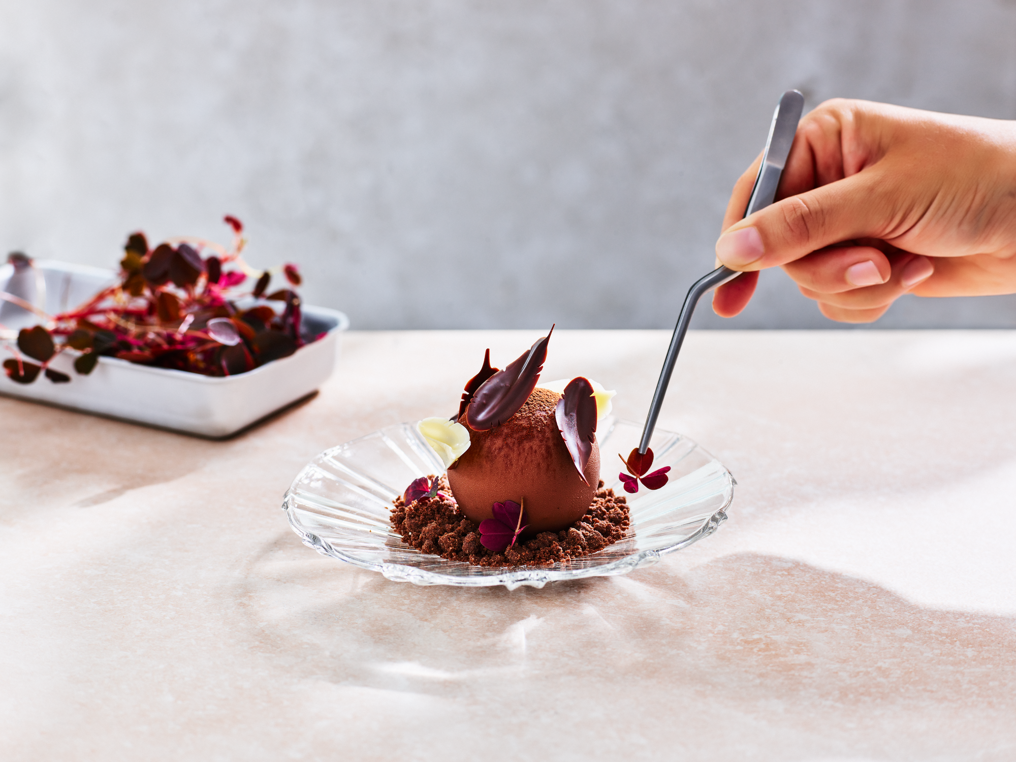 Hand som dekorerar bakelse