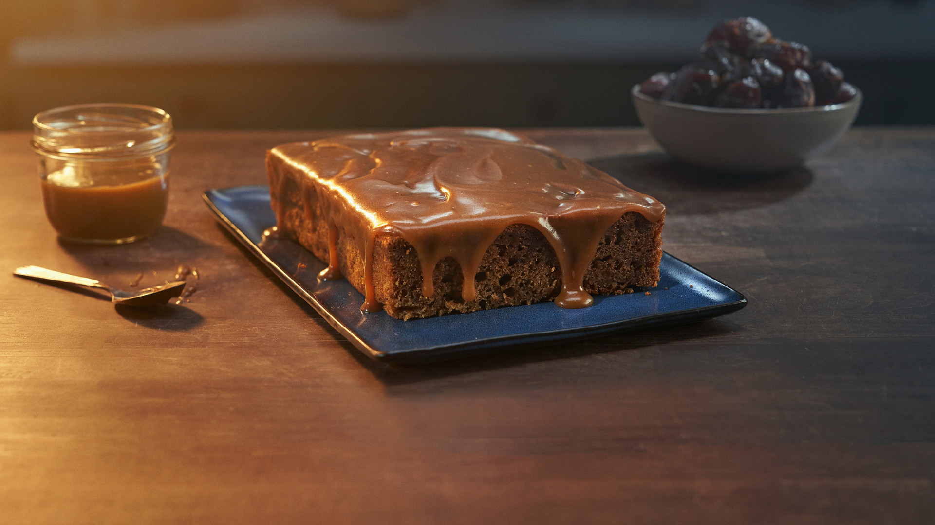 STICKY DATE CAKE WITH TOFFEE SAUCE