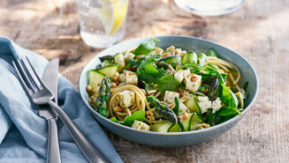 Linguine med pestomarinerad ost, sparris och pinjenötter