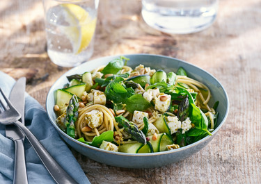 Linguine med pestomarinerad ost, sparris och pinjenötter