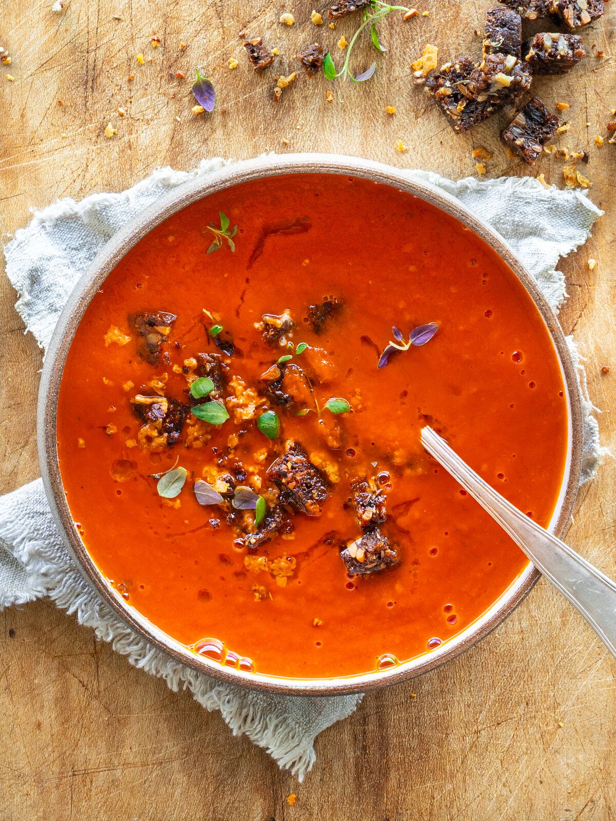 Hurtig tomatsuppe med ostecroutoner