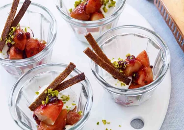 Lingonbakat äpple med kardemummakräm och kavringschips