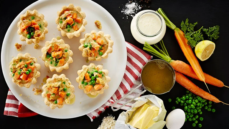 Tarteletter let stuvning med ærter og gulerødder og sprødt kyllingeskind