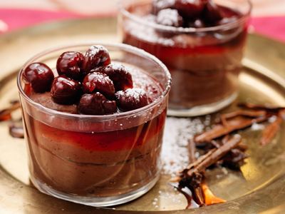 Chokladcrème på smetana i kopp med kryddiga körsbär och balsamicoglaze