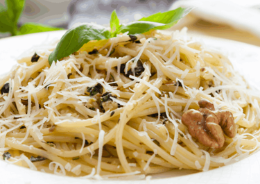 Pasta con salsa de manzana, nueces y queso