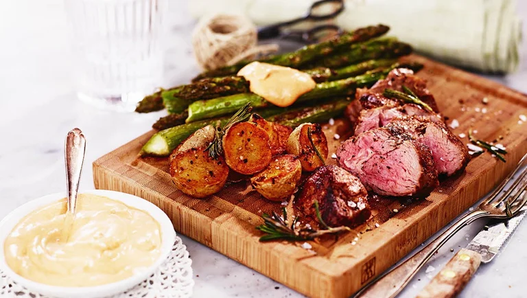 Grillattua karitsaa, kesäkasviksia ja BBQ jogurttikastiketta