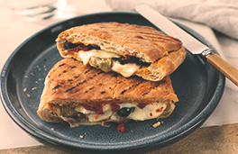 خبز البانيني مع الموزاريلا والطماطم والخرشوف المشوي