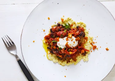 Böngryta med mandelmojo och gräddfil