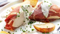 Kip omwikkeld met Parmaham