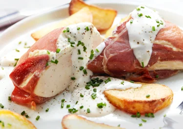 Kip omwikkeld met Parmaham