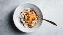 Gröt med  smak av morotskaka och vaniljyoghurt