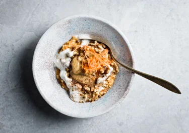 Gröt med  smak av morotskaka och vaniljyoghurt