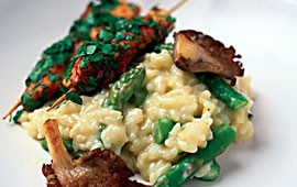 Risotto ja yrttiset kanavartaat