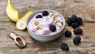 Skyr bowl with fruit and almonds