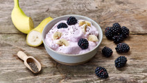 Topping van fruit en amandelen op Arla Skyr