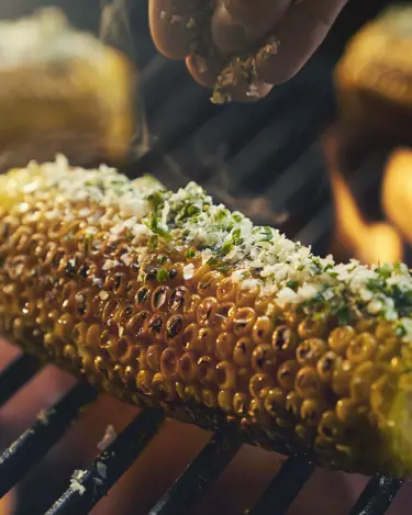 Sød og krydret majs med parmesan  