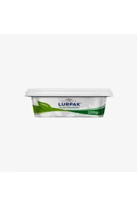 For at forhindre æggene i at blive kogt skal du lade den smeltede Lurpak® Plantebaseret køle lidt af, før du pisker den sammen med æg og sukker. På den måde får du en jævn dej og en lækker blød kage.