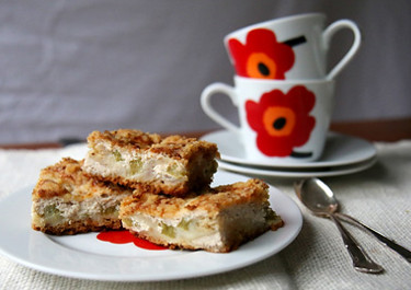 Rahkaraparperipiirakka