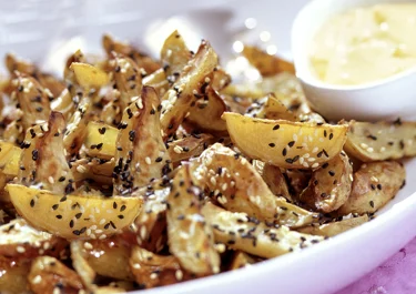 Klyftpotatis med sesamfrön