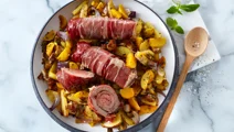 Saltimbocca inside-out med bagte rodfrugter