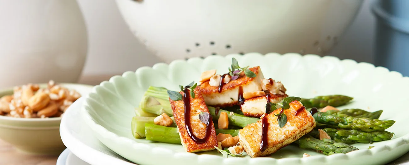 Varm ost- och sparrissallad