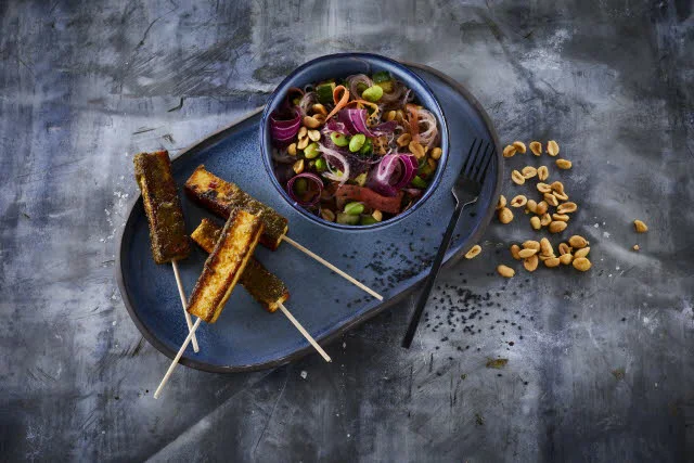 Thaikrydrede cheese sticks og nudelsalat