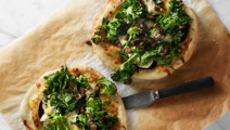 Pizza bianca med rödbetor och ädelost