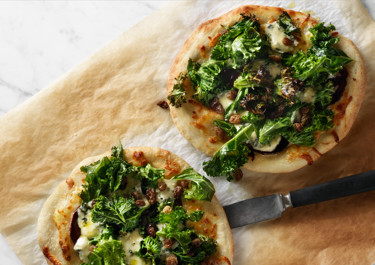 Pizza bianca med rödbetor och ädelost