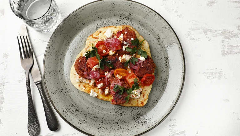 Flatbread, halloumi-juuripihviä ja tahinejogurttia