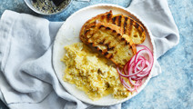 Äggröra med cheddar på grillat bröd
