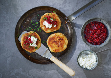 Potatisbullar med rårörda lingon