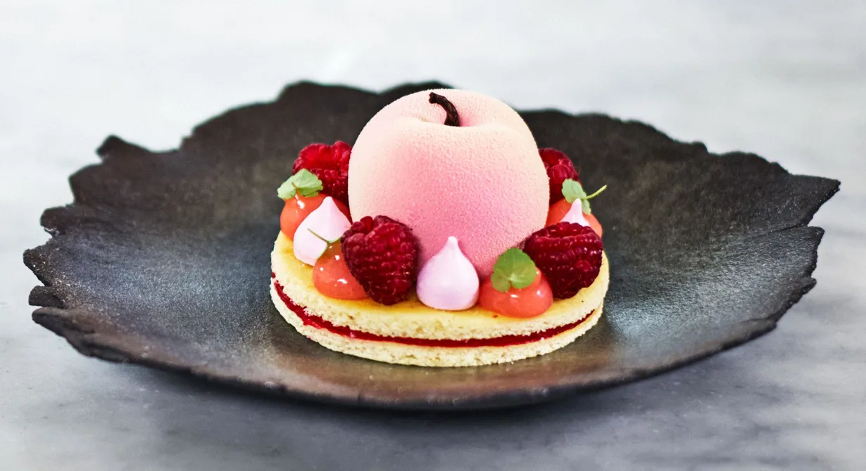Världens första peach melba serverade kocken Auguste Escoffier på Savoy Hotel i London 1892 för att hylla den australiensiske sopranen Nellie Melba. 1900 var han på den igen. Denna gång rök svanen av is och det spunna sockret. Istället toppade han persikorna med hallonsås. 13 januari är National Peach Melba Day i USA.
