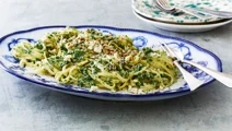 Pasta med grönkål- och ostsås