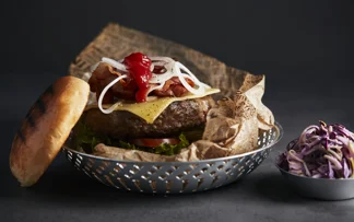 L'authentique burger US : bœuf, bacon croustillant et cheddar