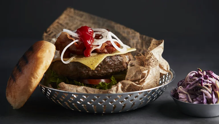 L'authentique burger US : bœuf, bacon croustillant et cheddar