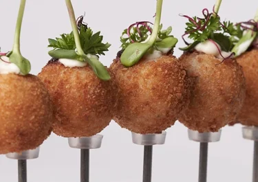 Chupa Chups de queso, tomate y albahaca