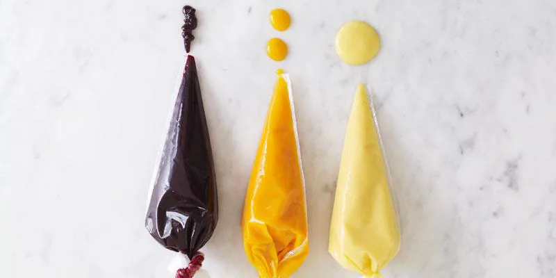 Det är viktigt att få in lite syra för att skapa balans i desserten. Tänk innovativt och jobba i olika former med curder och geléer av frukt och bär. Gjut i olika storlekar och spara i frysen. Lite överbliven curd är perfekt att frysa i små kulor. De är trevliga till topping på desseret, tårtor och bakelser speciellt när säsongen för färska bär är över.