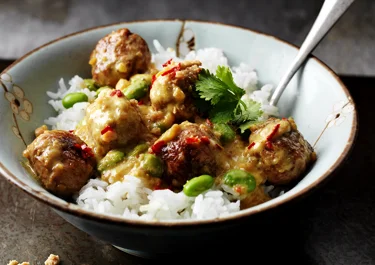 Kycklingbullar i curryjordnötssås