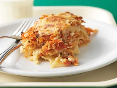 En av våra gröna favoriter. Sötman i det rårivna rotfrukterna lyfter tomatsmaken. Rikligt med cottage cheese gör lasagnetten extra saftig.