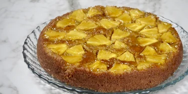 Kultaiseksi karamellisoitu pinta ja trooppinen maku – retroherkku uudessa loistossaan.