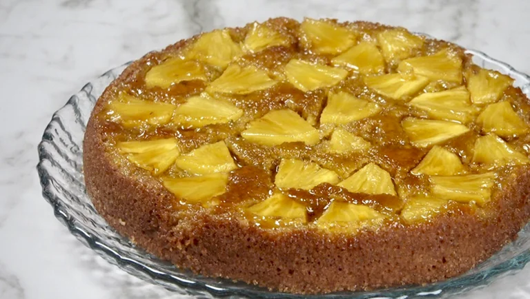 Väärinpäin ananaskakku